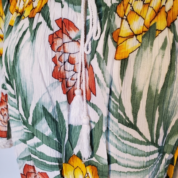 Forever 21 Cropoed tropical Floral blouse - Picture 2 of 5